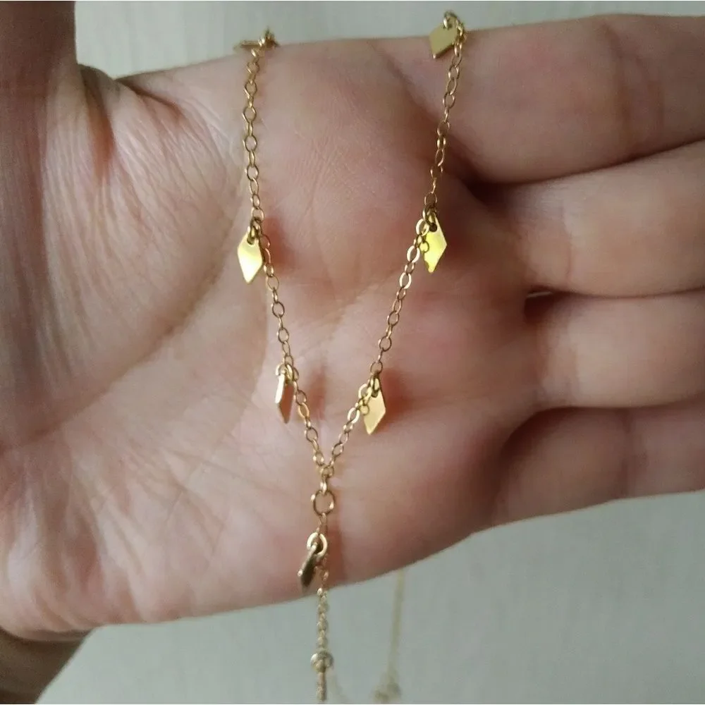 Choker style necklace with diamond♦ shaped accents